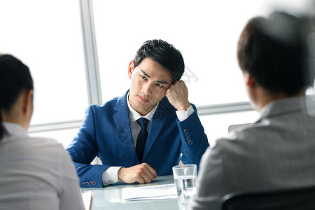 就业问题商务人士在办公室面试新人背景