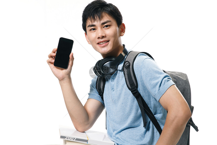 一个年轻的大学男生展示手机图片