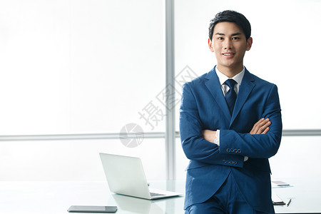 商务青年男人在办公室亚洲高清图片素材