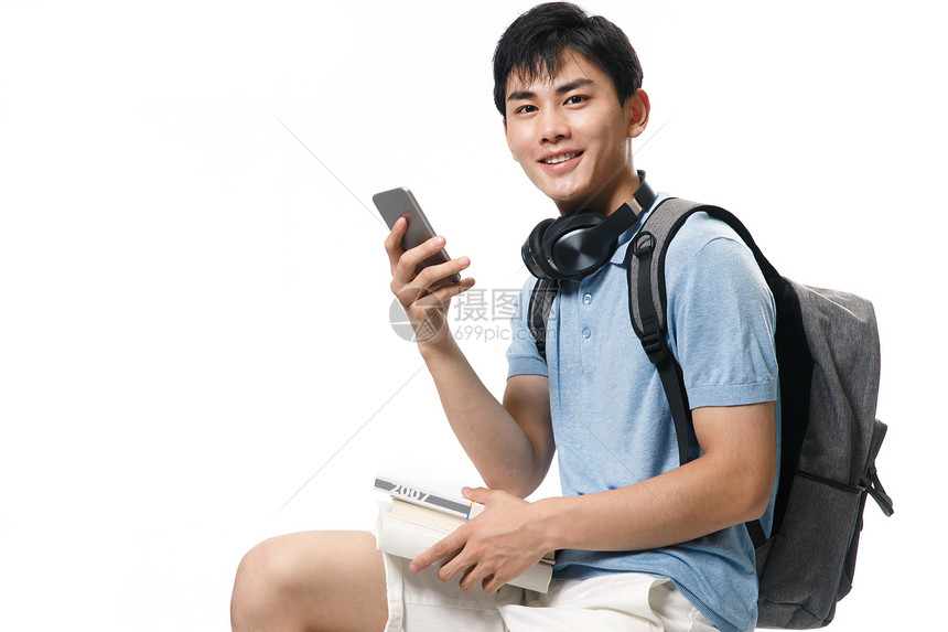 一个年轻的大学男生看手机图片