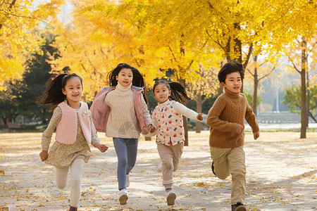 欢乐的男孩女孩在户外玩耍北京高清图片素材