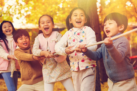 小孩拔河小学生在拔河比赛背景