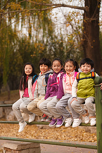 天真童年小学生在户外玩耍图片