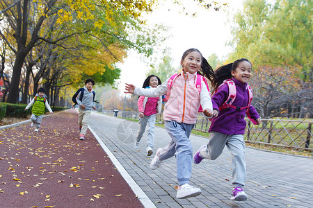 欢乐的小学生在户外奔跑健康生活方式高清图片素材