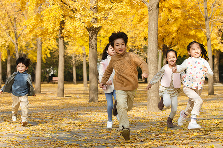 休闲活动欢乐的男孩女孩在户外玩耍黄色高清图片素材