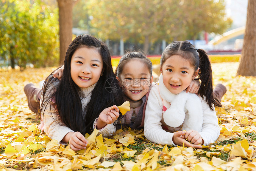 健康生活方式小女孩在户外玩耍图片