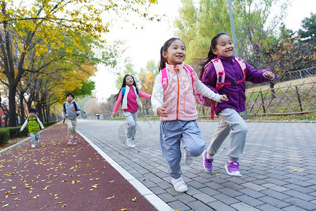 自由欢乐的小学生在户外奔跑健康的高清图片素材