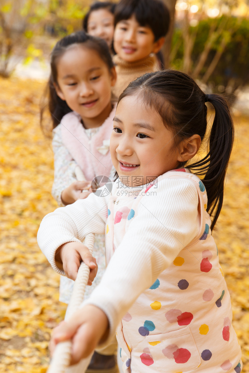 小学生在拔河比赛图片