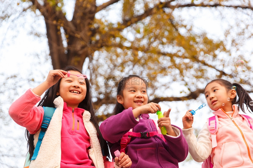 享乐户外活动成长小学生在户外玩耍图片