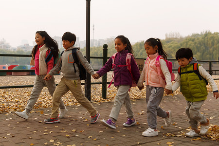 放学小学生在放学的路上生活方式高清图片素材