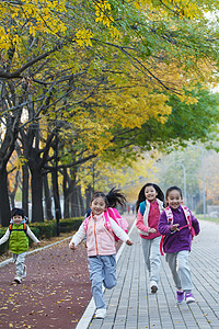 欢乐的小学生在户外奔跑快乐高清图片素材