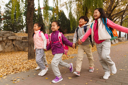 小学生在放学的路上健康生活方式高清图片素材