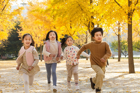 欢乐的男孩女孩在户外玩耍学龄儿童高清图片素材