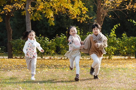 欢乐的男孩女孩在户外玩耍健康生活方式高清图片素材