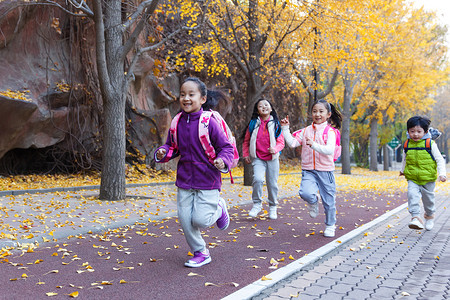 小学生在户外奔跑欢乐高清图片素材