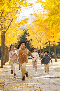 欢乐的男孩女孩在户外玩耍树林高清图片素材