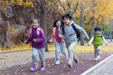 欢乐的小学生在户外奔跑活力高清图片素材