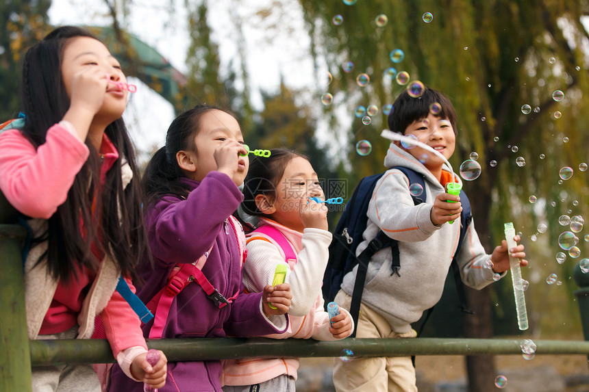 活力小学生在户外玩耍图片