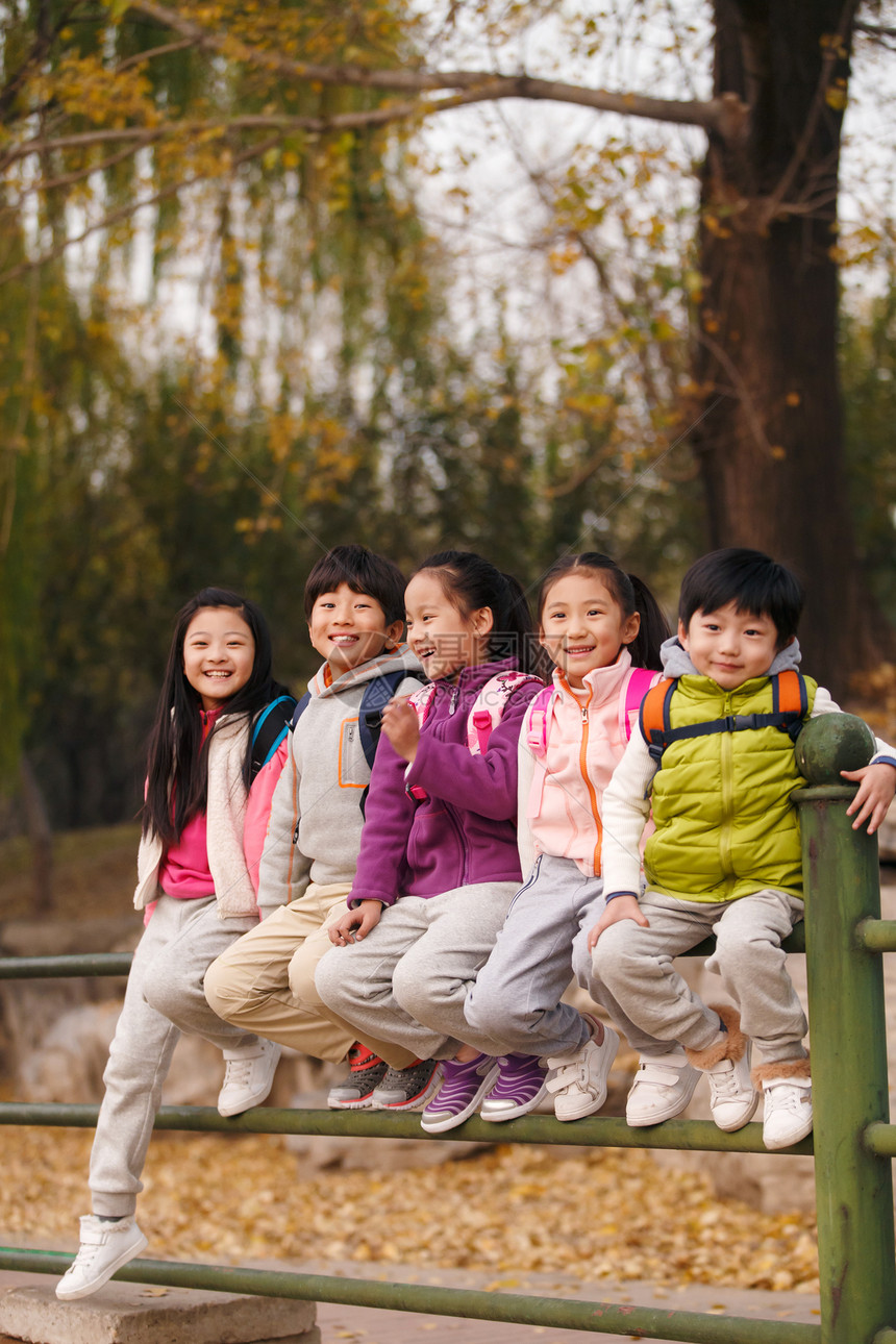 小学生在户外玩耍图片