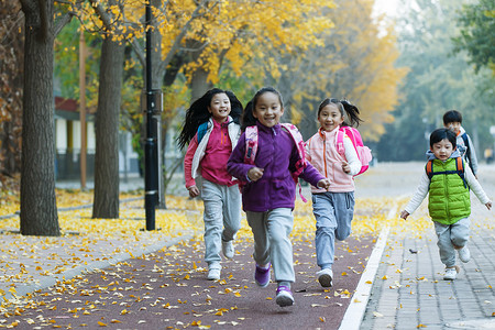 欢乐的小学生在户外奔跑度假高清图片素材