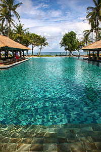 椰子树和巴厘岛海边度假村背景