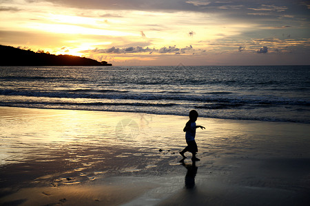 巴厘岛海景与孩子的剪影图片