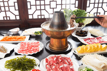 老北京铜锅老北京美味羊肉火锅和食材背景