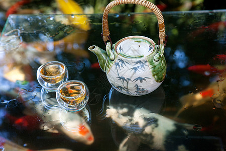茵莱湖传统扑鱼池塘边的茶具背景