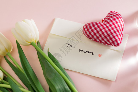 爱心粉色贺卡母亲节感谢贺卡和花朵背景