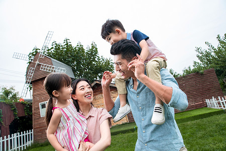 生态旅游成年人学龄前儿童快乐的一家四口图片