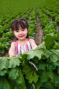 抱空调表情兴奋劳动高兴东方儿童采摘蔬菜背景