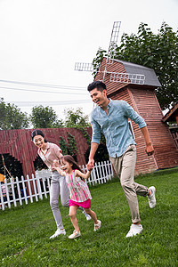 幸福童年快乐三口之家在草地上奔跑图片