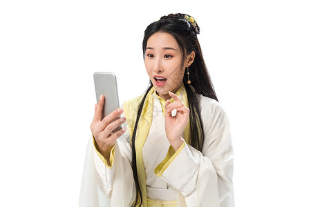 传统亚洲侠女看手机的古装美女图片