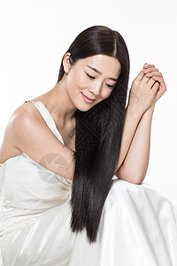 平滑的女特质黑发有着柔顺的长发的美女图片