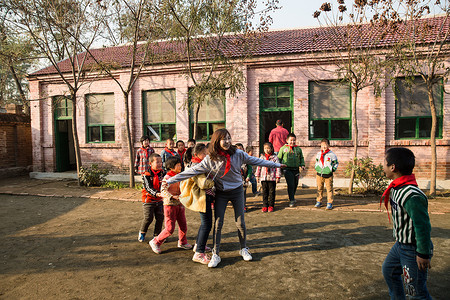 追赶玩耍的学生白昼摄影希望小学乡村教师和小学生在学校里做游戏背景