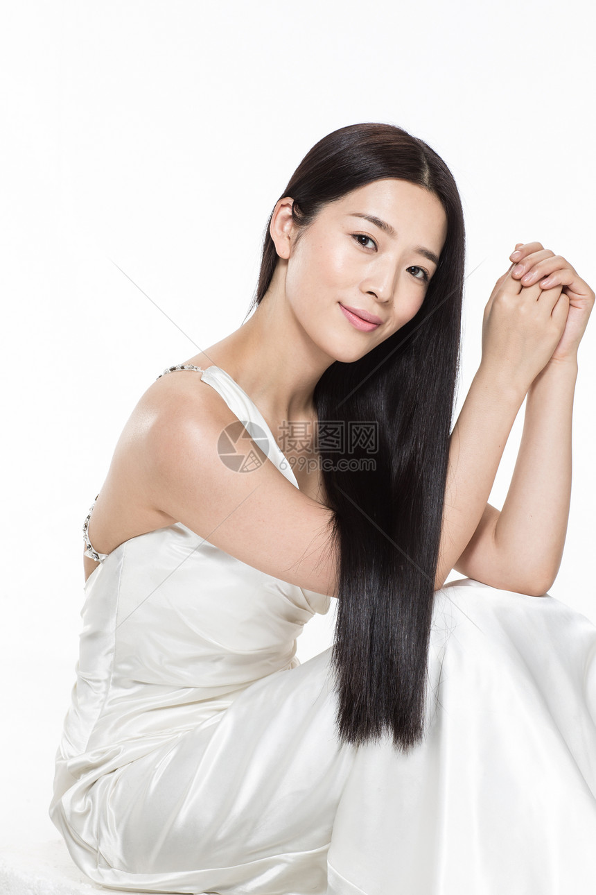 成年人面部表情亚洲人有着柔顺的长发的美女图片