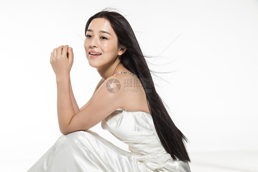 亚洲人平滑的头发有着柔顺的长发的美女图片
