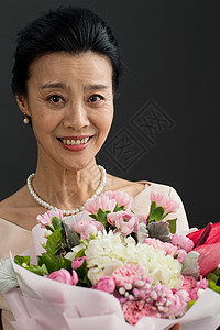 手拿一束康乃馨财富项链手拿鲜花的优雅女士背景