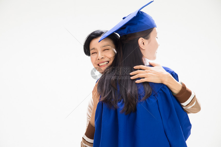 毕业生幸福快乐的母女拥抱图片