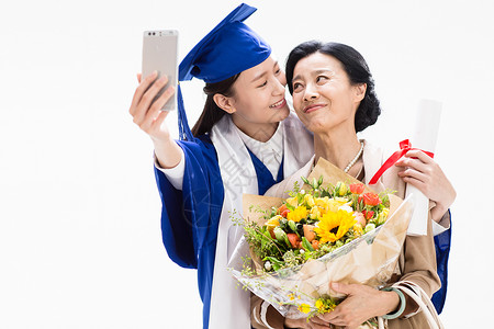 毕业生母女用手机自拍高清图片