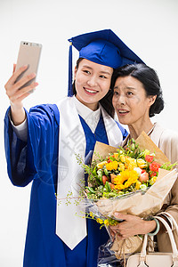 幸福毕业生母女用手机自拍高清图片