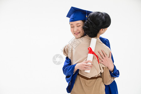 毕业生幸福快乐的母女拥抱图片