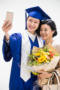 大学毕业幸福母女用手机自拍高清图片
