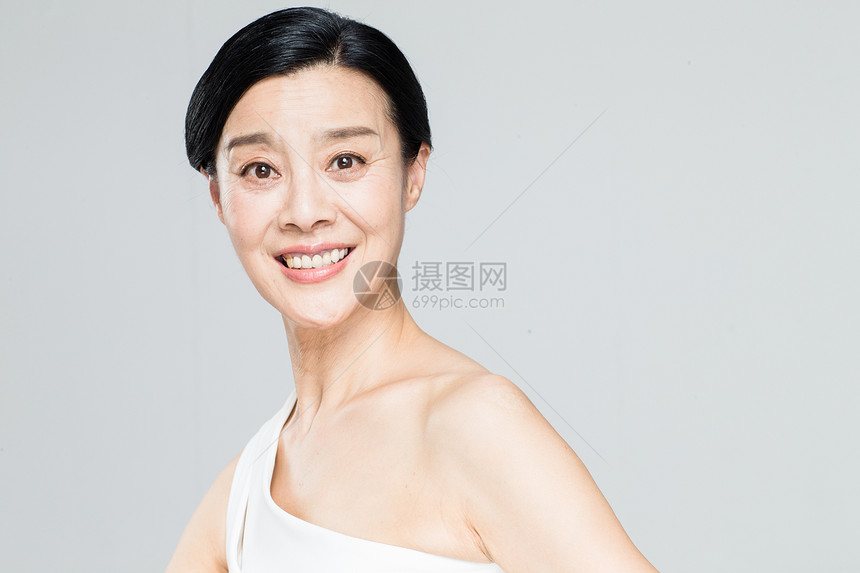 纯净健康的亚洲中老年女人妆面肖像图片