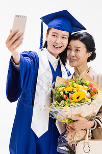 幸福毕业生母女用手机自拍高清图片