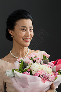 大黑色花朵珍珠高雅手拿鲜花的优雅女士背景