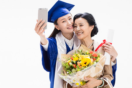 人生大事幸福毕业生母女用手机自拍高清图片