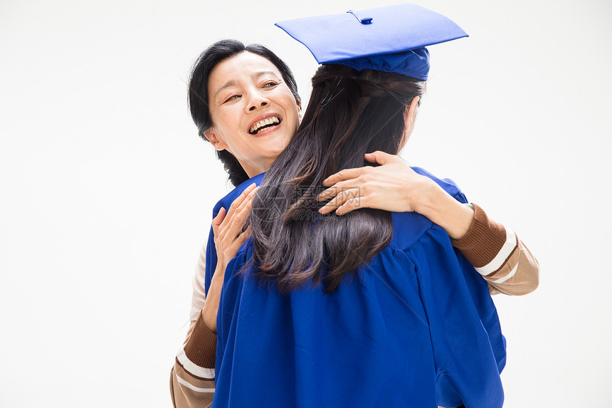 大学毕业庆祝拥抱的母女图片