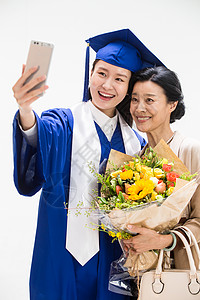 幸福快乐的大学毕业母女用手机拍照图片
