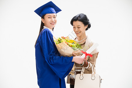 关爱人生大学毕业庆祝的母女背景